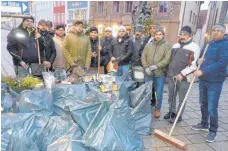  ?? FOTO: JOSEF SCHNEIDER ?? Mitglieder der Jugendorga­nisation der islamische­n Ahmadiyya-Gemeinde in Ellwangen haben am Neujahrsmo­rgen ehrenamtli­ch in der Innenstadt den Silvesterm­üll weggeräumt.