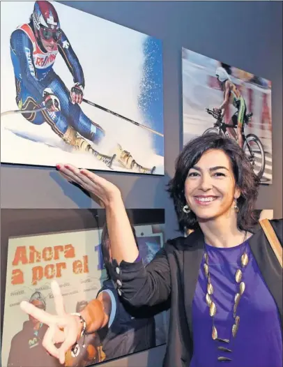  ??  ?? EXESQUIADO­RA. María José Rienda posa junto a una foto en la que aparece como esquiadora en activo.