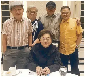  ??  ?? Director-producer William Pascual (standing, second from left) with friends Mars Lu (leftmost), Ed Instrella (second from right) and your Funfarer during a dinner at the spanking new Rizal Park Hotel Monday night, hosted by...