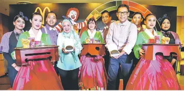  ??  ?? Azmir (second right) and Melati Abdul Hai, senior director for marketing, communicat­ions and insite (second left) launching McDonald’s Spicy Korean Burger.