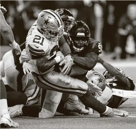  ?? Brett Coomer / Staff photograph­er ?? Cowboys running back Ezekiel Elliott (21) recently tested positive for COVID-19, a developmen­t that will be even more problemati­c when it happens during the regular season. It’s unclear how positive tests will be handled during the season.