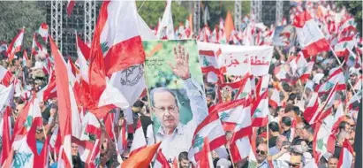  ??  ?? APOYO . Seguidores del presidente libanés, Michel Aoun, salen a la calle en la capital libanesa