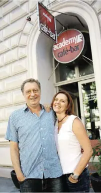  ?? Bild: SN/KP ?? Ein Urgestein der Salzburger­Werbeszene sagt für ein Jahr „Adieu“: Tom Zezula mit seiner Lebensgefä­hrtin Margreth Gruber vor seiner „academy“-Bar.