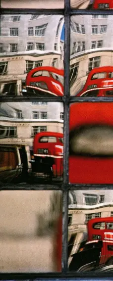  ??  ?? A London bus reflected in the window of a 17th-century church in Piccadilly