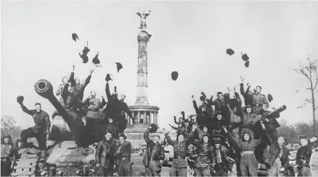  ?? Foto: imago images/ITAR-TASS ?? Der deutsche Faschismus ist besiegt! Rotarmiste­n vor der Siegessäul­e in Berlin.