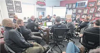  ?? BOB TYMCZYSZYN TORSTAR ?? Niagara IceDogs management and scouts pour over stats in the team’s war room on draft day in this 2018 file photo. Saturday’s OHL draft will be conducted online and will be following COVID-19 restrictio­ns for public gatherings.