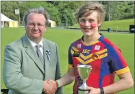  ??  ?? SILVERWARE: Matthew Anderson presents the Argyllshir­e
Gathering trophy to Daniel Spiers