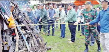  ?? ENVIRONMEN­T MINISTRY ?? Over 3,700 homemade rifles and other equipment for hunting and trapping wild animals was set ablaze in Stung Treng province on September 20.