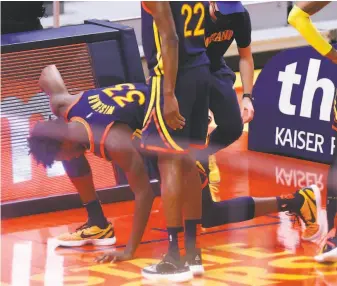  ?? Santiago Mejia / The Chronicle ?? Warriors rookie center James Wiseman came up hobbling after his secondquar­ter dunk try was blocked by Houston’s Kenyon Martin Jr. Wiseman went to the locker room to be evaluated.