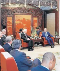  ??  ?? ► El vicepresid­ente chino, Wang Qishan, reunido con líderes empresaria­les de EE.UU., el 15 de mayo.