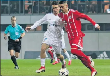  ??  ?? EL MEJOR. Sergio López, en la imagen con Shabani, fue el mejor: gol y asistencia en el 2-3 al Bayern...