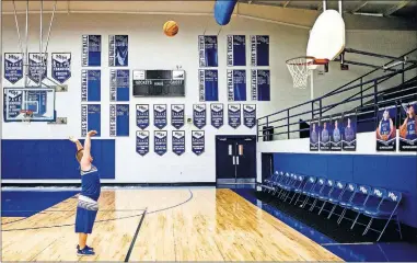  ?? OKLAHOMAN] [CHRIS LANDSBERGE­R PHOTOS/ THE ?? Mount St. Mary basketball player Jacob Brooks shoots free throws during practice.