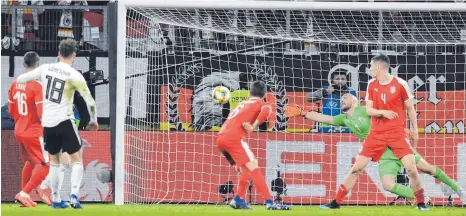  ?? FOTO: IMAGO ?? Zur Halbzeit gibt es gegen Serbien sogar Pfiffe, doch dann bewahrt Leon Goretzka (2. v. li.) die DFB-Elf mit seinem Tor vor einer Niederlage.