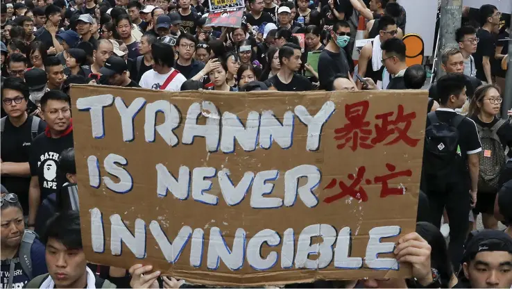  ?? Bild: Kin Cheung ?? Demonstran­ter marscherar längs med gatorna i Hongkong.