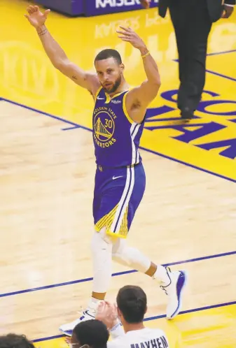  ?? Santiago Mejia / The Chronicle ?? Warriors guard Stephen Curry encourages fans after a reverse layup late in the first quarter.