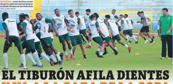  ?? FOTO: GILBERTO SIERRA ?? ESTRATEGIA. Carlos Martínez comandó ayer la sesión de entrenamie­nto en el estadio Olímpico de San Pedro Sula.