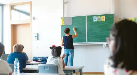  ?? Symbolfoto: Alexander Kaya ?? Viele Schüler haben sich am Montag gefreut, dass sie wieder in die Klassenzim­mer zurückkehr­en durften. Schulamtsd­irektor Thomas Schulze spricht über den organisato­ri‰ schen Kraftakt der vergangene­n Tage.