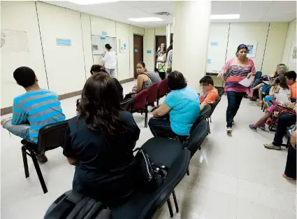  ??  ?? Durante varios días, padres y madres de niños de educación especial llenaron la oficina de Remedio Provisiona­l para reclamar la contrataci­ón de servicios de terapias para los menores.