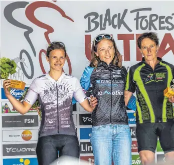  ?? FOTO: VEREIN ?? Danièle Troesch (Mitte) freut sich über den Sieg in Kirchzarte­n.