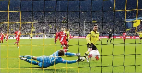  ?? Foto: imago ?? Im April 2013 erzielte Julian Schieber gegen den FCA beim 4:2 Sieg für Borussia Dortmund zwei Tore. Fünf Jahre später unterschri­eb er nun einen Drei Jahres Vertrag beim FCA.