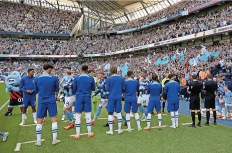  ?? ?? Chelsea players form a Guard of Honour for Manchester City players as they enter the pitch ahead of their English Premier League match at the Etihad Stadium on Sunday (AFP)