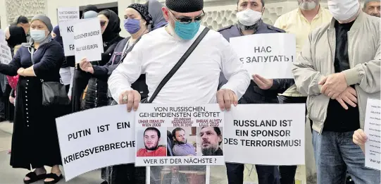  ??  ?? Tschetsche­nische Flüchtling­e demonstrie­rten im Sommer 2020 nach der Tötung des Regimekrit­ikers Ansor Umarow vor der russischen Botschaft in Wien.