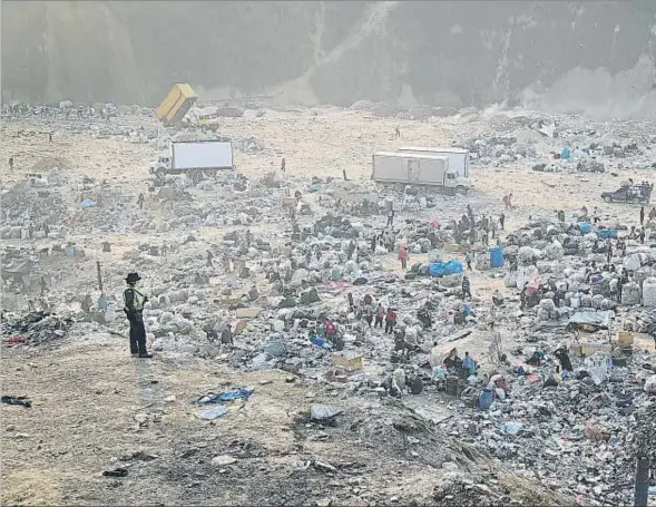  ??  ?? La pobreza, como la que se ve en este vertedero de Ciudad de Guatemala, impulsa la emigración hacia Estados Unidos