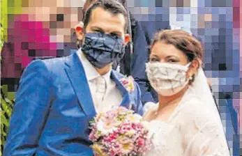 ?? FOTO: PRIVAT ?? Ein Hochzeitsf­oto mit Mundschutz? Das hat nicht jedes Brautpaar, finden Janin und Denis Maier.