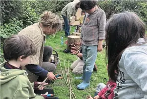  ?? | PHOTO : OUEST-FRANCE ?? Les enfants ont utilisé du bois de noisetier pour fabriquer le fusain.