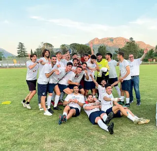  ?? ?? La festa Nelle foto alcuni momenti dell’esultanza degli atleti-universita­ri di Lecce che hanno vinto il titolo italiano di calcio