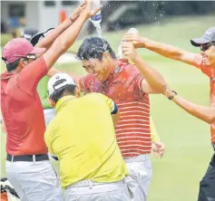  ?? — Bernama photo ?? Kim Leun Kwang celebrates with fellow golfers after winning the CIMB National Championsh­ip.