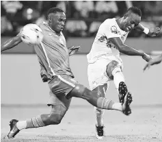  ??  ?? Senegal’s Sadio Mane kicks the ball past Zimbabwe’s Onismor Bhasera during the Group B match in Francevill­e. — AFP photo