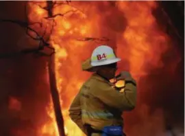  ?? FOTO PHOTO NEWS ?? De brandweer slaagt er niet in de vlammenzee onder controle te krijgen, en de komende dagen is er nog een orkaan op komst.