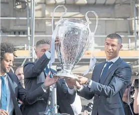  ?? EFE ?? Trío. Marcelo, Ramos y Cristiano, con la “Orejona” en Madrid.