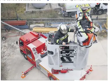  ?? (Photos Hélène Dos Santos) ?? Le blessé, remplacé par un mannequin, a été brancardé et redescendu de son poste de travail au moyen de la grande échelle par les pompiers actuelleme­nt en stage de perfection­nement.