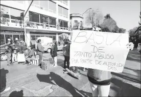  ??  ?? Habitantes de la colonia San Rafael bloquearon la calle Serapio Rendón por el desbasto de agua desde hace más de un mes, debido a los trabajos de remodelaci­ón de banquetas en la zona ■ Foto Alfredo Domínguez