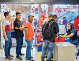  ?? HANSEL VáSQUEZ ?? Aficionado­s haciendo fila para comprar boletas para las finales de Junior.