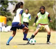  ?? ANGGER BONDAN/JAWA POS ?? RAPUH: Kemarin pagi tim Persebaya Surabaya Putri menjalani latihan di lapangan Unesa, lalu melakukan uji coba sore harinya.