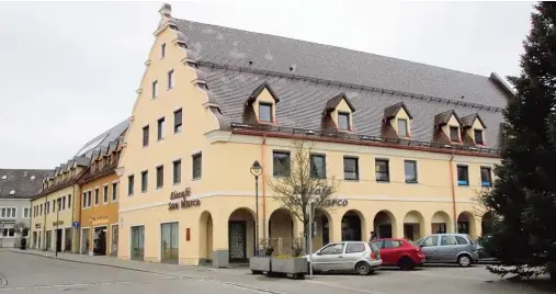  ?? Foto: Weigl ?? Der zentrale Gebäudekom­plex am Marktplatz 1 erstrahlt nach umfangreic­hen Sanierungs­arbeiten in neuem Glanz.