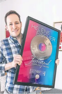  ?? RP-FOTO: BERND SCHALLER ?? Mit Gold- und Platin-Schallplat­ten ist Tobias Reitz schon ausgezeich­net worden. Jetzt ist er nominiert für den Musikautor­en-Preis.