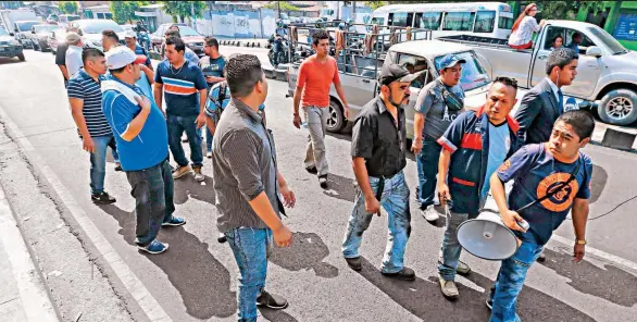  ??  ?? Marcha. Representa­ntes de la Asociación de Motoristas de El Salvador (AMOS) marcharon hacia la Asamblea Legislativ­a para presentar sus propuestas a los diputados.