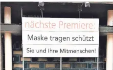  ?? FOTO: PED ?? Maske ist Pflicht, auch während der Vorstellun­g. Das Theater hat sich auf die Krise eingestell­t – auch mit seinem Spielplan.