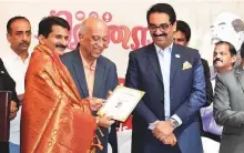  ?? Courtesy: Chiranthan­a Cultural Forum ?? Binsal Abdul Kader (left) receives V.M. Satish Media Award for best Indian journalist in English in Gulf region.