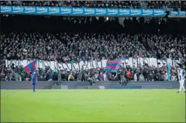  ??  ?? INSULTANTE. Esta pancarta se mostró el domingo en el Camp Nou.