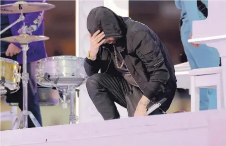  ?? AfP ?? Eminem haciendo la señal prohibida en el Super Bowl.