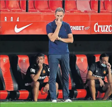  ??  ?? Vicente Moreno, en el banquillo del Mallorca esta temporada. El técnico se irá tras tres temporadas.