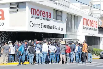  ?? /BIBIANA DÍAZ ?? Alrededor de cien personas llegaron a la sede de Morena para exigir la renuncia del secretario general