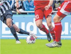  ?? FOTO: THOMAS SIEDLER ?? Seit Juli 2021 häufen sich im Allgäu Diebstähle aus Umkleideka­binen. Die Polizei und der Bayerische Fußball-Verband wiesen die Vereine erneut darauf hin, keine Wertsachen in unverschlo­ssenen Kabinen zurückzula­ssen.