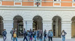  ??  ?? Classico Il liceo Prati di Trento, ai vertici per la preparazio­ne universita­ria