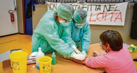  ?? Foto: Claudio Furlan/LaPresse/ZUMA Press, dpa ?? Eine Blutentnah­me genügt: 150 000 Italiener sollen sich testen lassen, ob sie Antikörper gegen das Coronaviru­s in sich tragen.